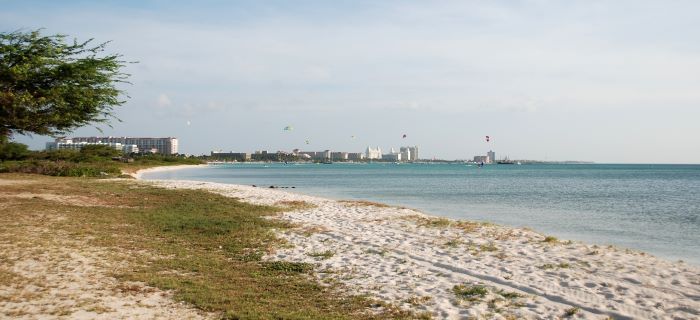 begin of Malmok beach - a view of Palm beach